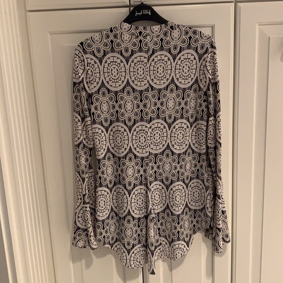 Joseph Ribkoff size 4 gorgeous white and black tunic - Picture 2 of 4